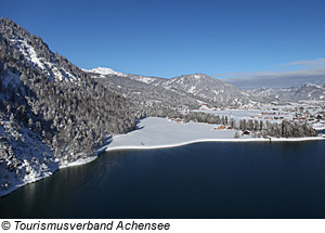Der verschneite Ort Achenkirch am Achensee