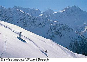 Skifahrer in Skigebiet Nendaz, Schweiz