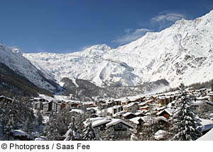 Der verschneite Ort Saas Fee im Saastal